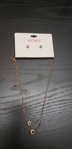 lot 70 image: Elegant Earrings And Necklace Set