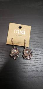 lot 71 image: Cute Gym Earrings Set