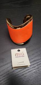 lot 75 image: Very Pretty Orange and Gold colored Bracelet