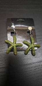 lot 77 image: Cute Green Sparkley Starfish Clip On Earrings