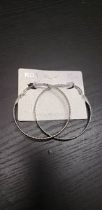 lot 79 image: Cute Silver Colored Hoop Earrings