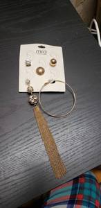 lot 80 image: Single Earrings Set of 5