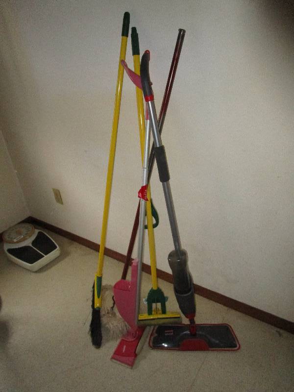 lot 8208 image: Lot of cleaning stuff