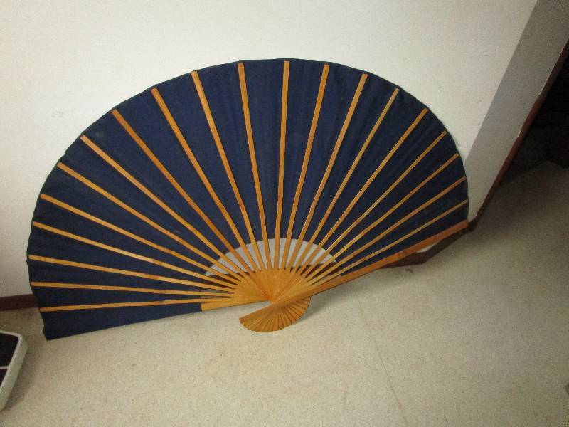lot 8207 image: Oriental fan wall decor