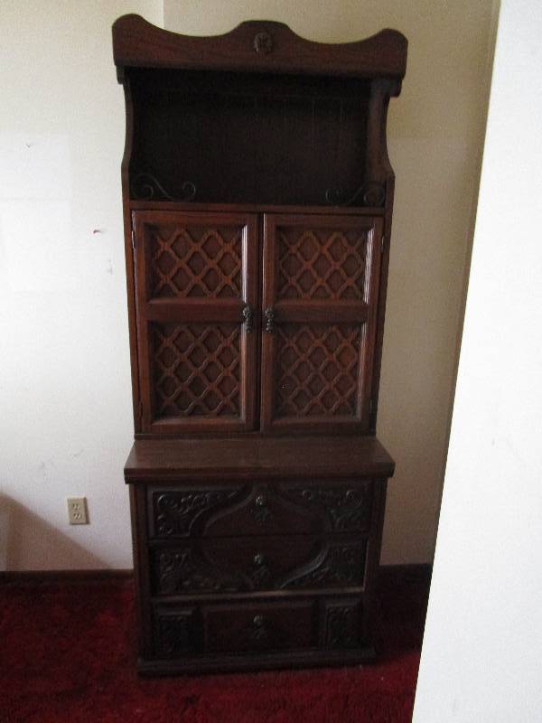 lot 102 image: Mid-Century storage dresser