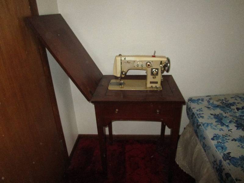 lot 103 image: Universal sewing machine