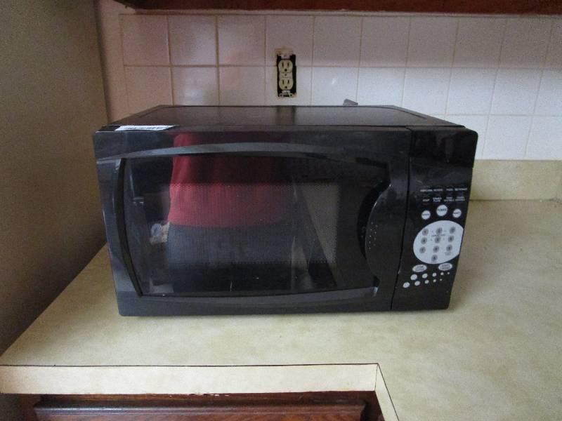 lot 105 image: Microwave oven