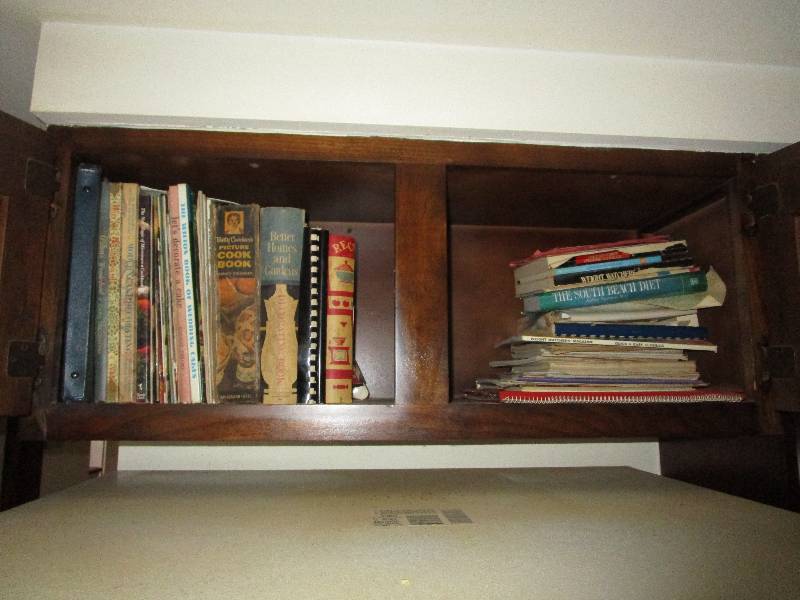 lot 8203 image: Large lot of vintage cookbooks