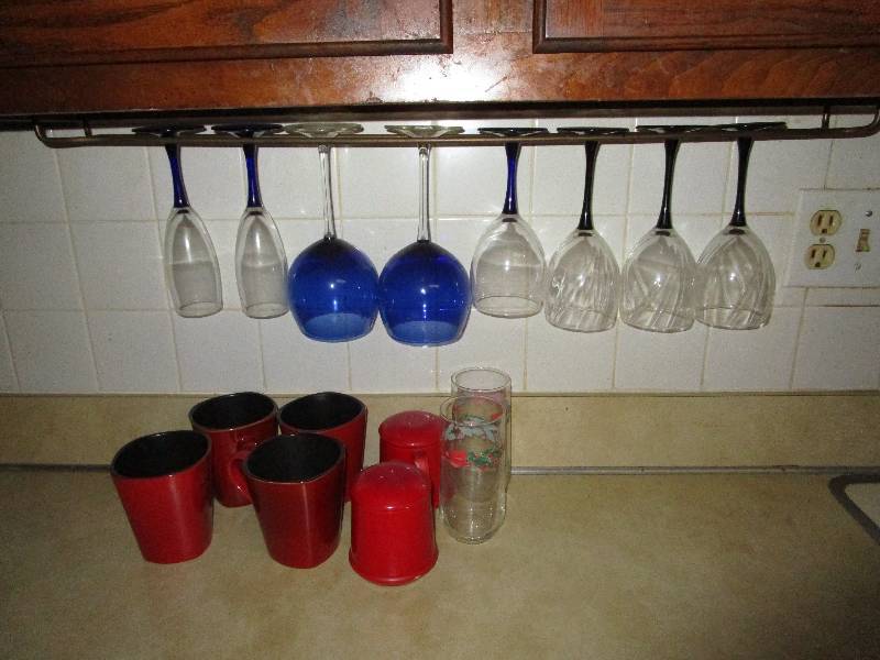 lot 8200 image: Lot of Glassware