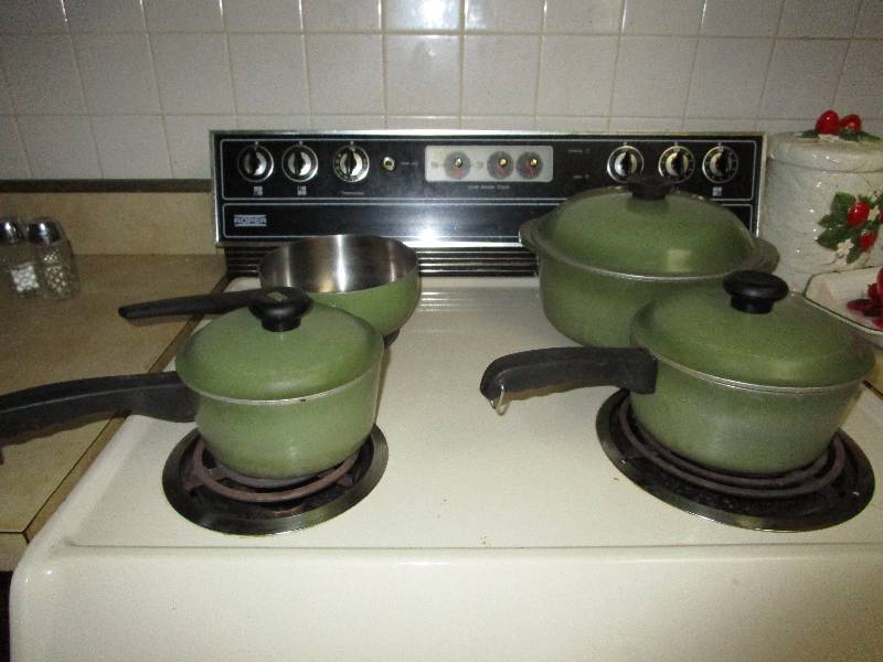 lot 8197 image: Set of vintage green cooking pans