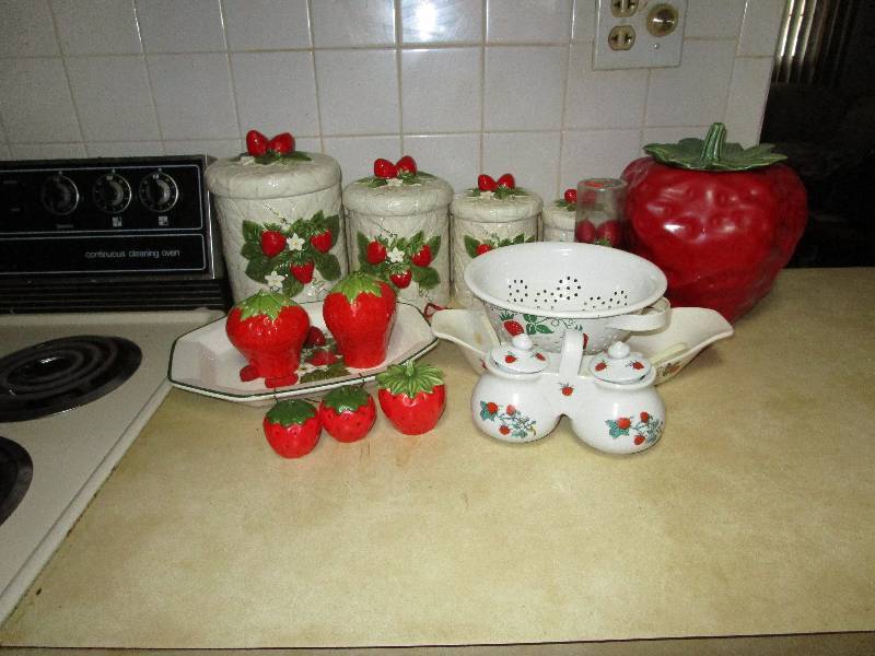 lot 8196 image: Lot of strawberry kitchenware