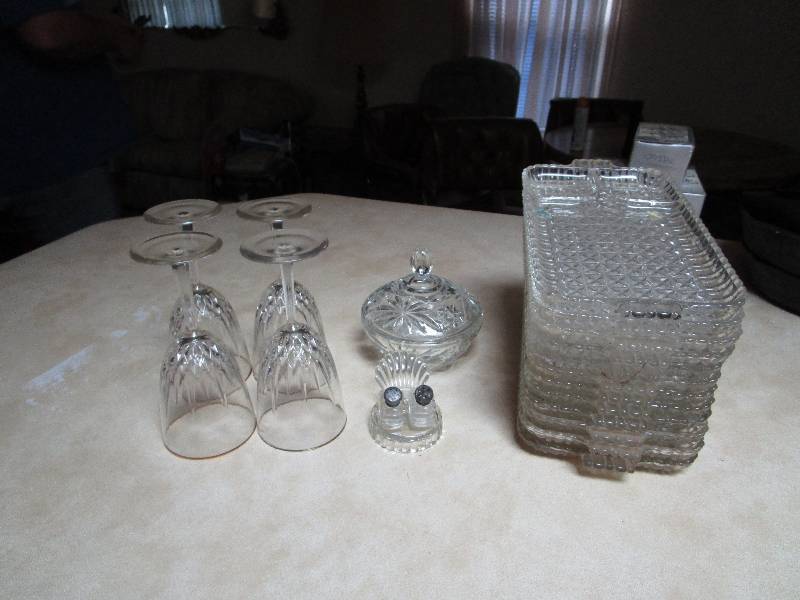 lot 8189 image: Lot of Dishware