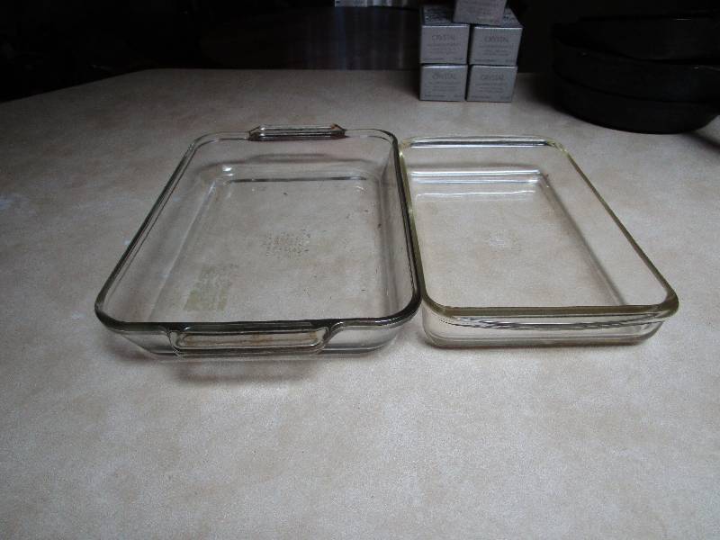 lot 8187 image: Lot of Baking dishware
