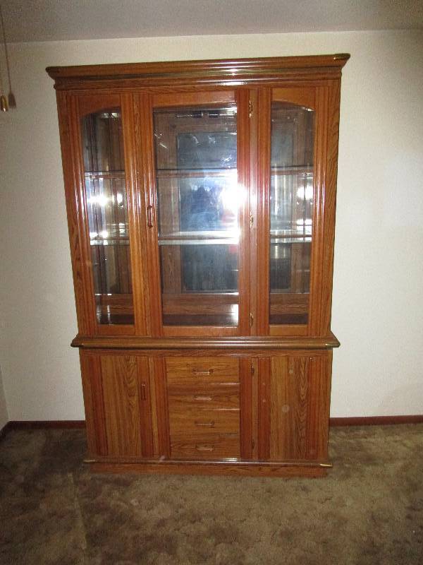 lot 106 image: Mid-century China hutch