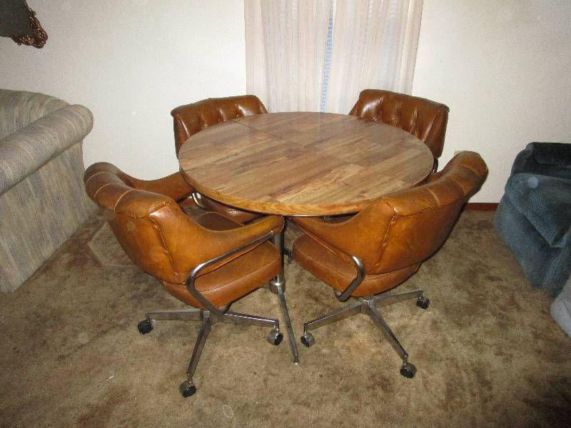 lot 108 image: Round dining room table with chairs and a leaf