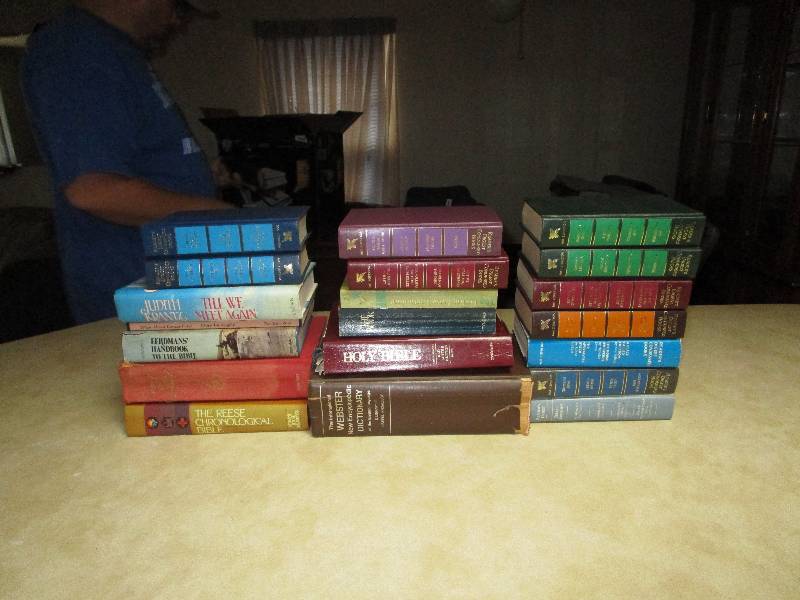 lot 8238 image: Large lot of books