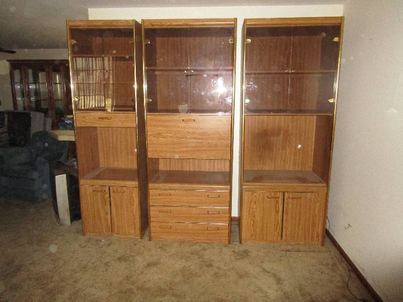 lot 113 image: Mid-century entertainment bookshelfs