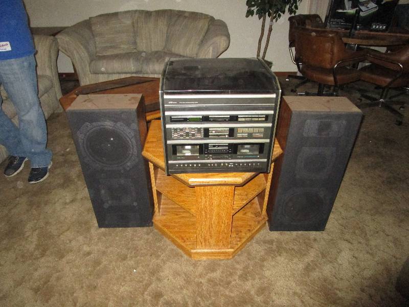 lot 114 image: Stereo system with speakers
