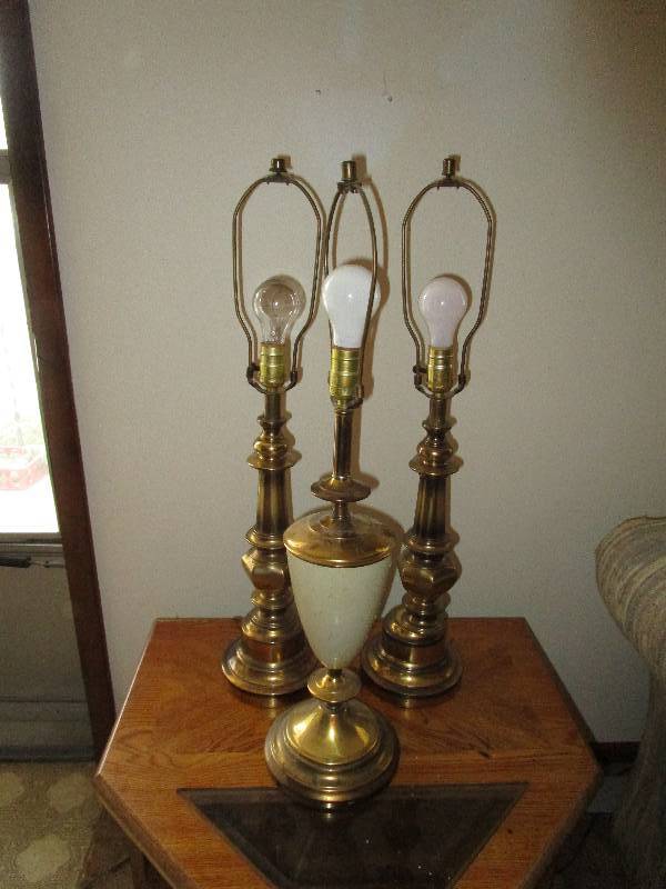lot 8233 image: Large lot of lamps
