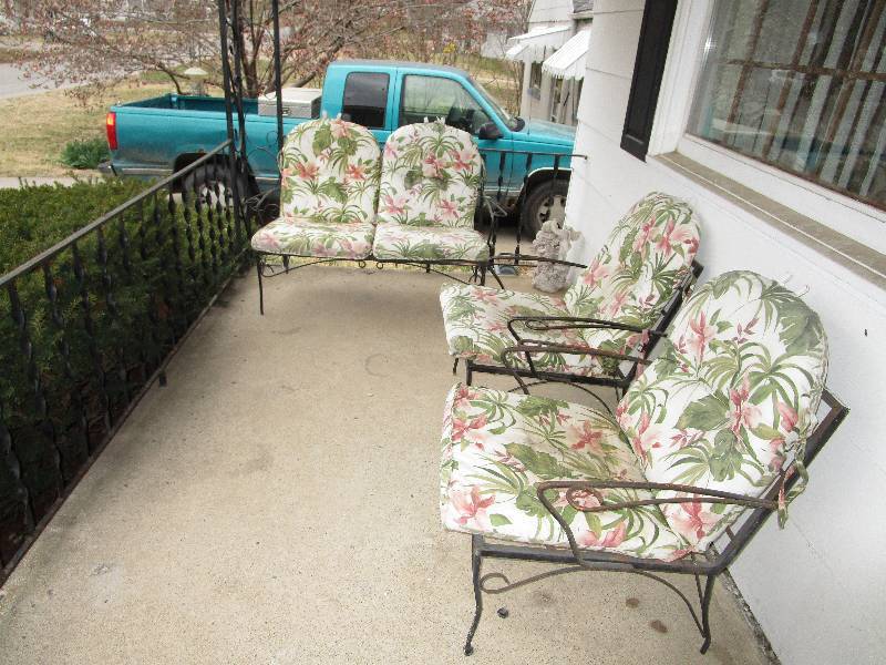 lot 115 image: Lot of wrought iron patio furniture