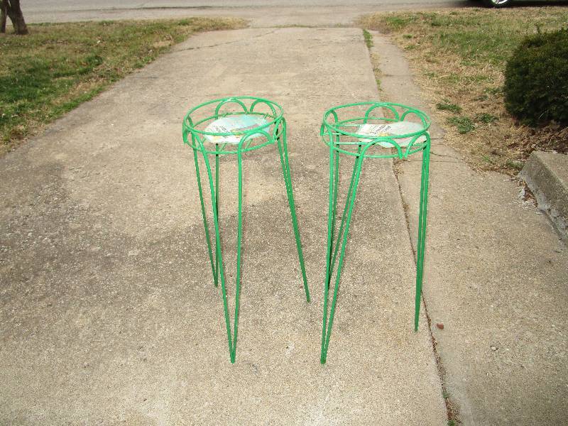 lot 8228Q image: Pair of plant stands