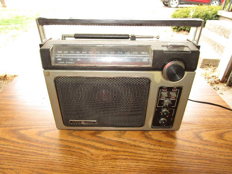 lot 8225 image: Vintage Radio
