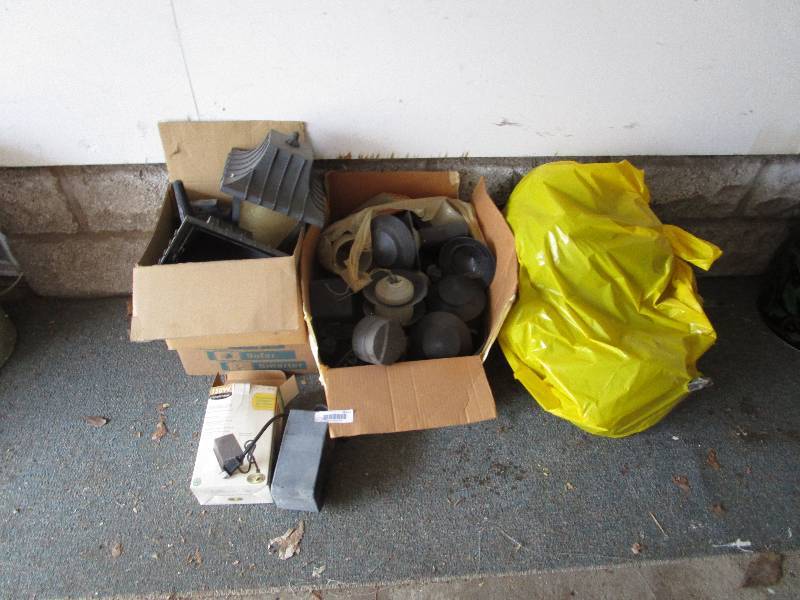 lot 8222 image: Large lot of yard lighting