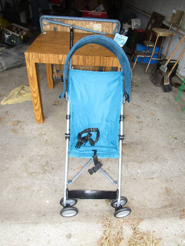 lot 8220 image: Lightweight baby stroller