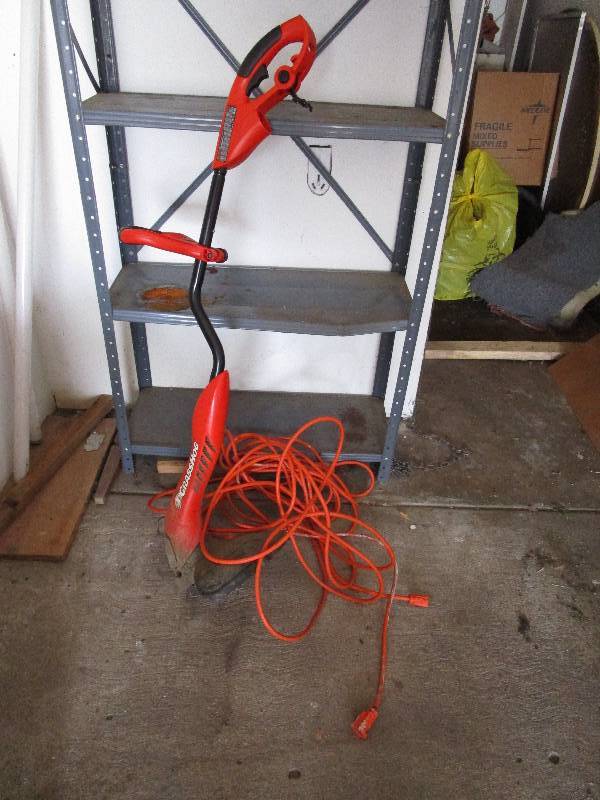 lot 8215 image: Electric weed eater