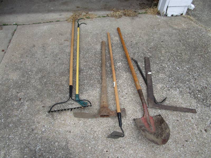 lot 8211 image: Lot of lawn tools