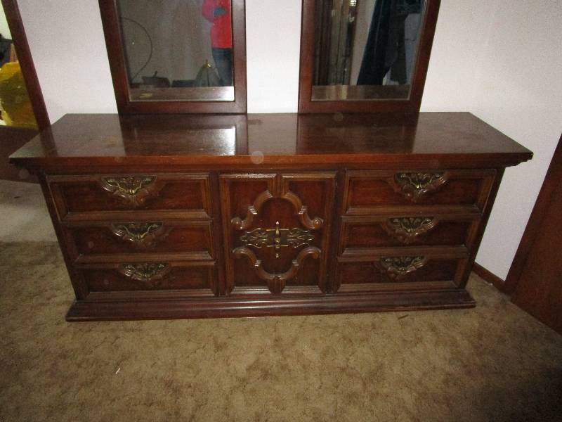 lot 121 image: Mid century dresser with mirrors