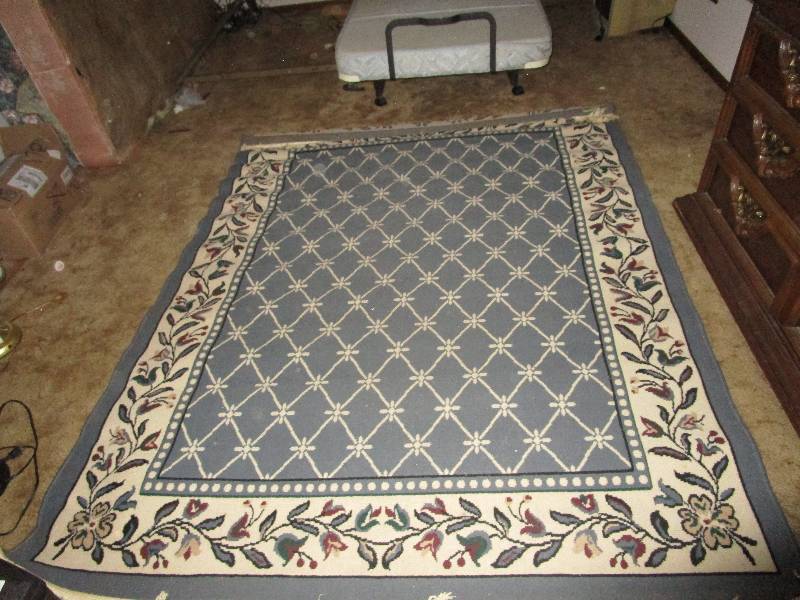 lot 8257 image: Area rug