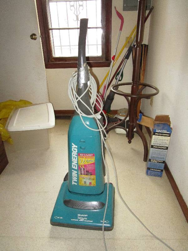 lot 8256 image: Vacuum cleaner