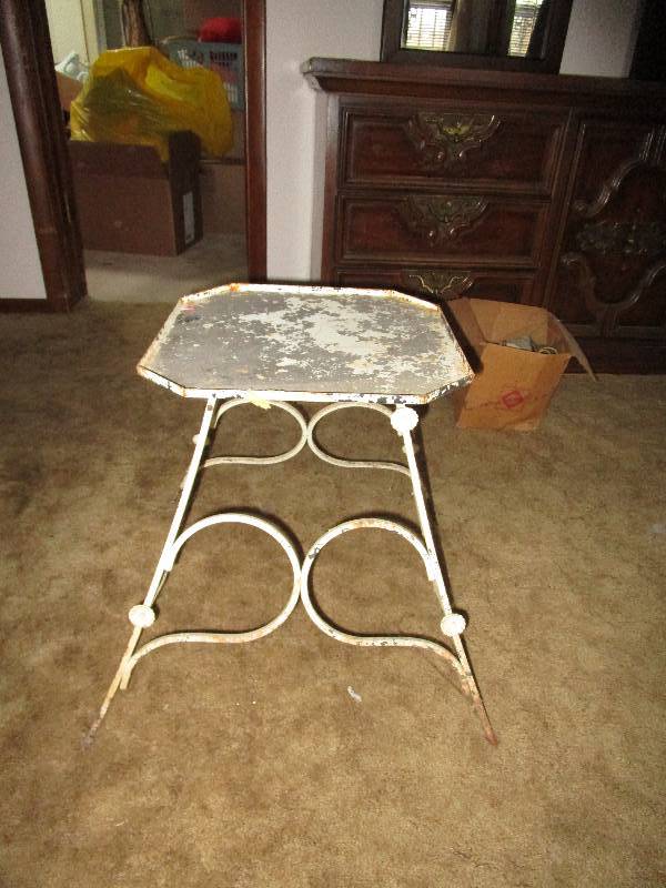 lot 8250 image: Metal table