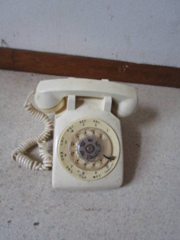 lot 279 image: Retro rotary phone