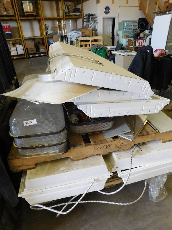 lot 625 image: Pallet of Lights