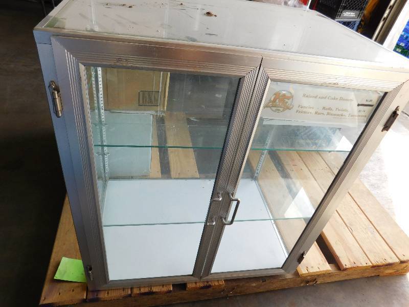 lot 634 image: Glass Display Case