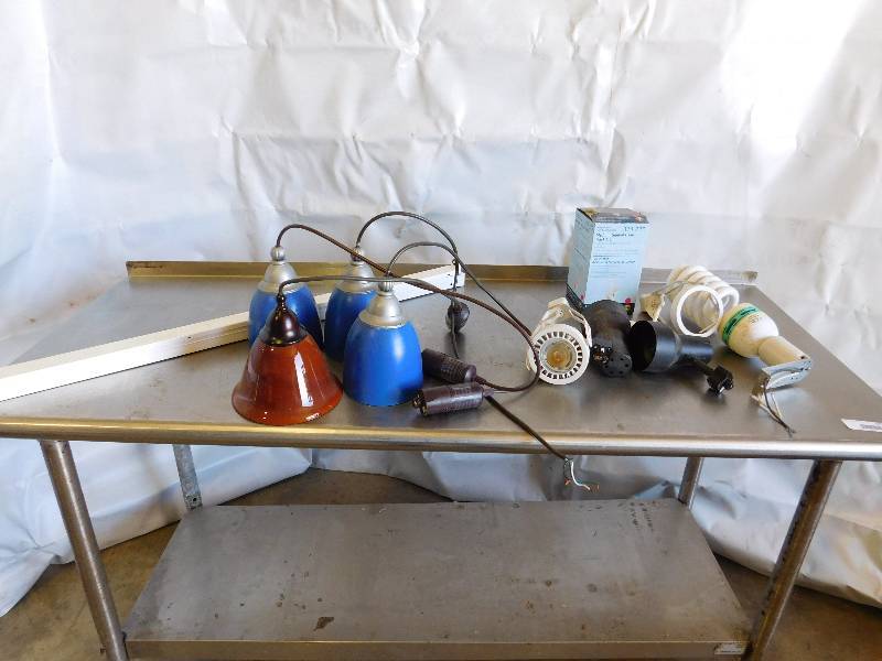 lot 679 image: Lot Of Light Fixtures