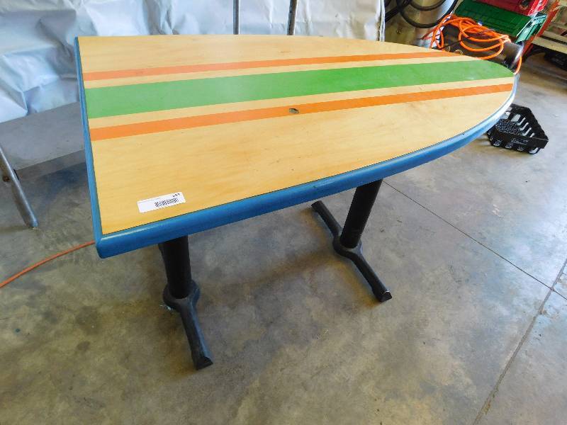 lot 693 image: Table