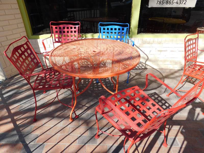 lot 1202 image: Patio Table w4 Chairs