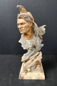 lot 104 image: Great Eyes Statue #662500 by Stephen Herrero 10.5