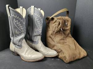 lot 110 image: Mens Bona Allen Leather Cowboy Boots Size 11B and Boot Bag