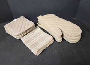 lot 166 image: New 13pc Kitchen Linens