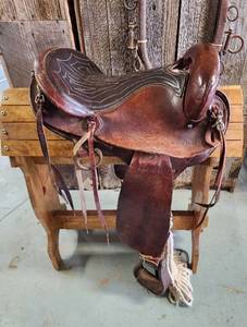 lot 15 image: Endurance Saddle and Saddle Rack