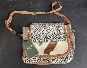lot 21 image: NWT Myra Bag