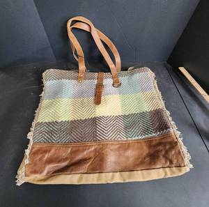 lot 22 image: NWT Myra Bag
