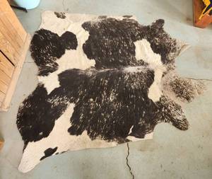 lot 286 image: Cow Hide Rug (approx 75x76)