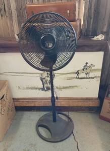 lot 289 image: Lasko FloorStand Fan (powers on)