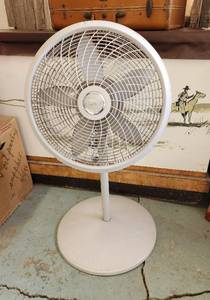 lot 290 image: Lasko FloorStand Fan (powers on)