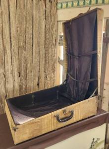 lot 298 image: Vintage Suitcase